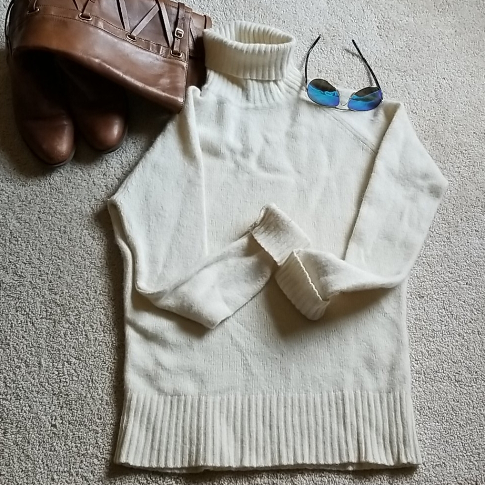 Italian blend winter white turtleneck sweater